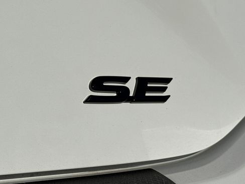 New 2026 Toyota Camry Hybrid FWD image 9