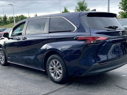 Used 2021 Toyota Sienna LE FWD image 2