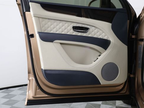 Used 2021 Bentley Bentayga image 20