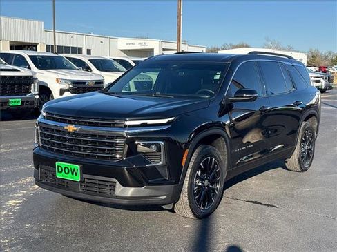 Used 2025 Chevrolet Traverse LT w/ Sun and Wheel Package image 2