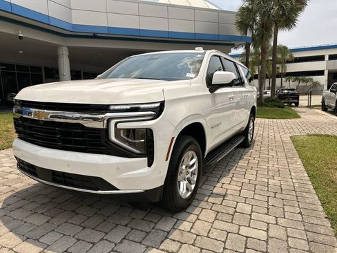 Used 2026 Chevrolet Suburban LS RWD image 21