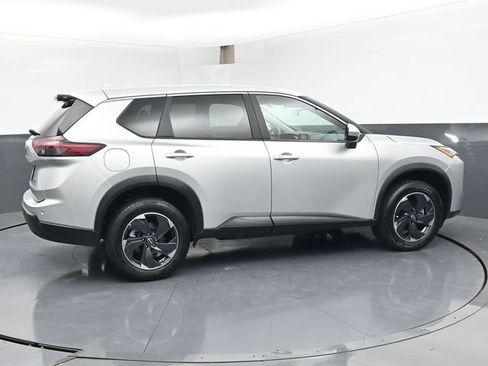 Used 2024 Nissan Rogue SV AWD/4WD image 3