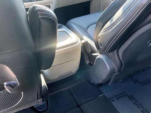 Used 2024 Chrysler Pacifica Touring-L image 36