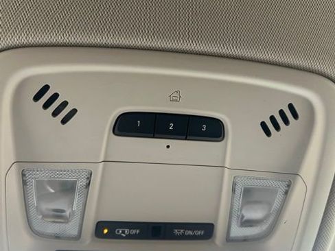 Used 2020 Chevrolet Traverse LT image 31