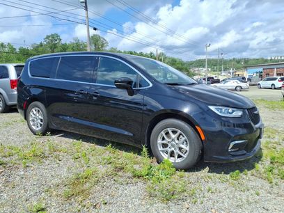 Used 2025 Chrysler Pacifica Select