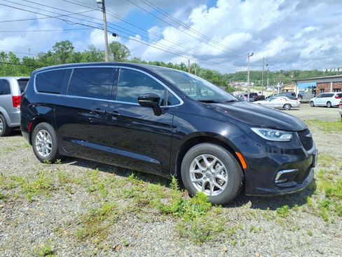 Used 2025 Chrysler Pacifica Select FWD image 1