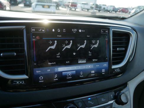 Used 2023 Chrysler Pacifica Touring-L image 29