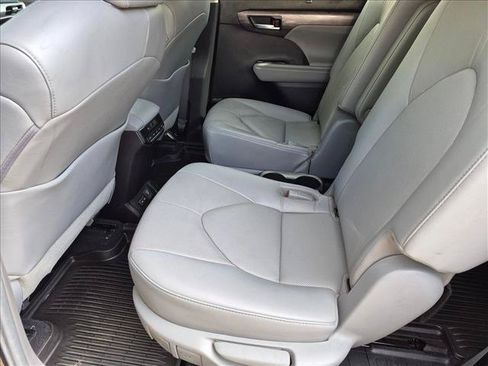 Used 2022 Toyota Highlander Limited AWD/4WD image 19