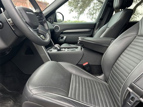 Used 2024 Land Rover Discovery Dynamic SE image 12