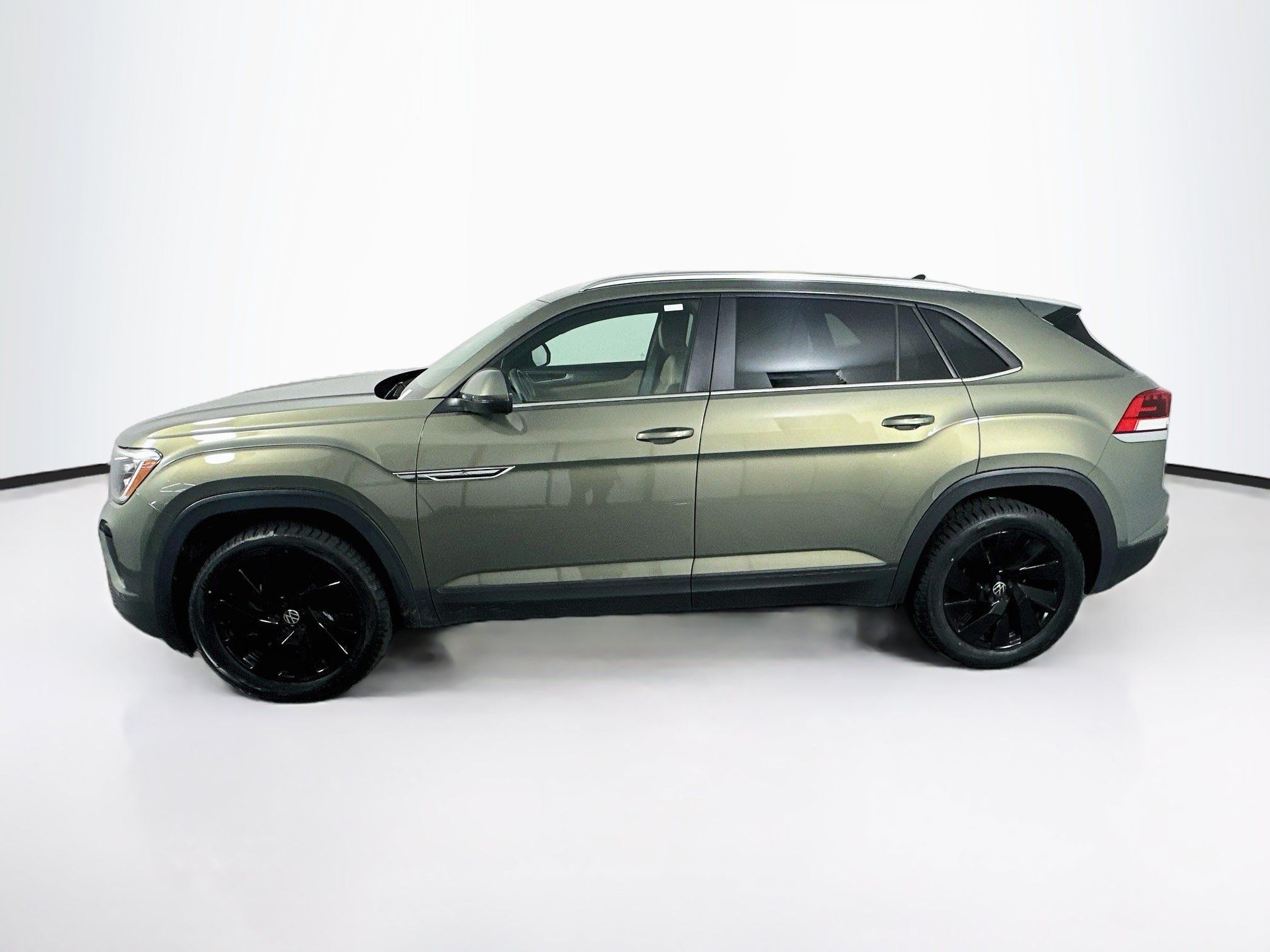Used 2025 Volkswagen Atlas Cross Sport SE FWD image 4