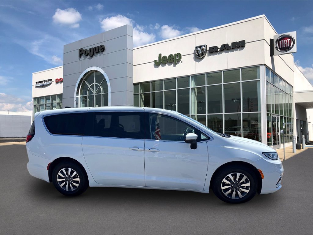 Used 2023 Chrysler Pacifica Touring-L FWD image 2