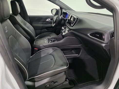 New 2026 Chrysler Pacifica Limited w/ S Appearance Package image 25