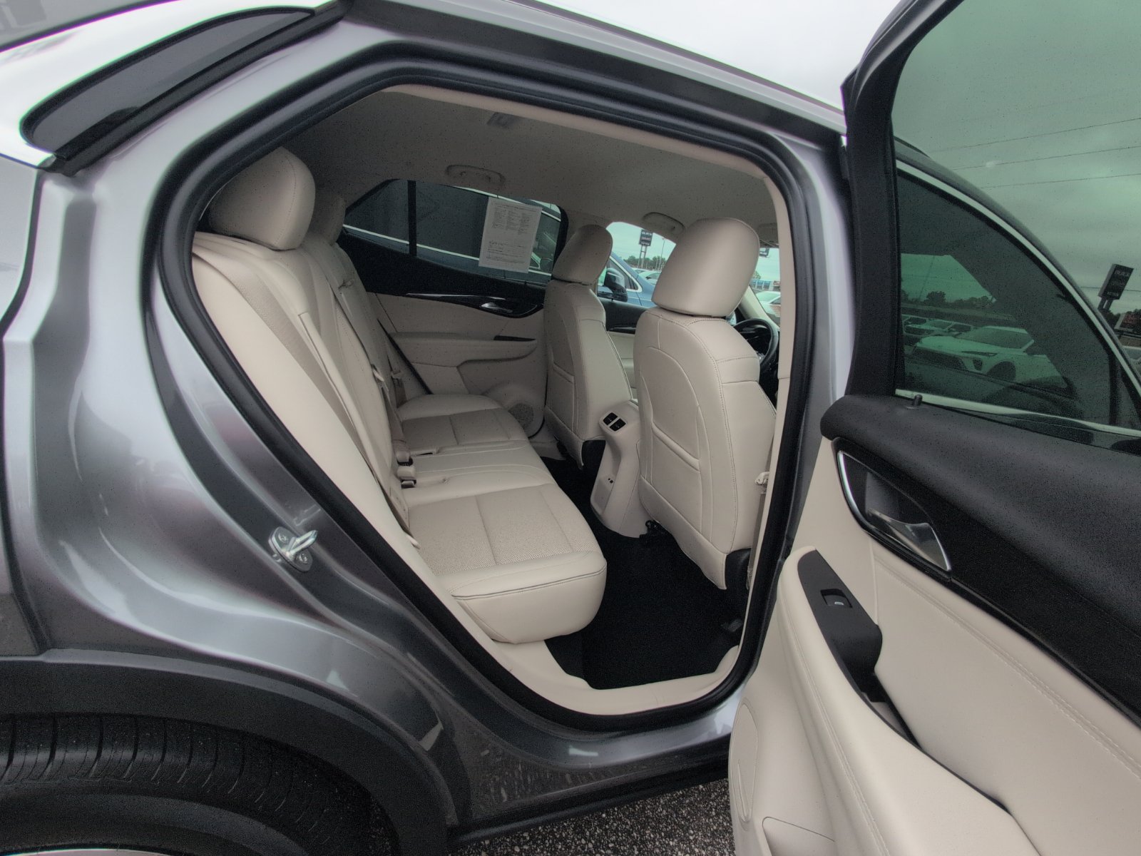 Used 2022 Buick Envision Essence w/ Safety Package FWD image 11