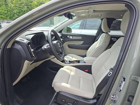 Used 2025 Volvo XC40 B5 Plus AWD/4WD image 5