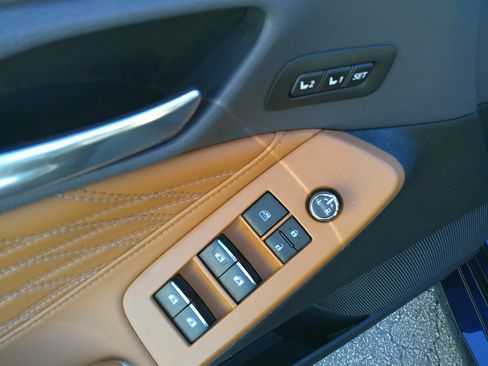 Used 2022 Toyota Avalon Limited image 17