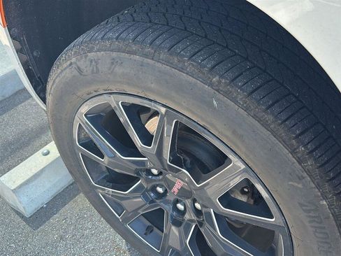 Used 2023 GMC Yukon SLT AWD/4WD image 9