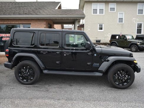 Used 2025 Jeep Wrangler Unlimited Sahara AWD/4WD image 2