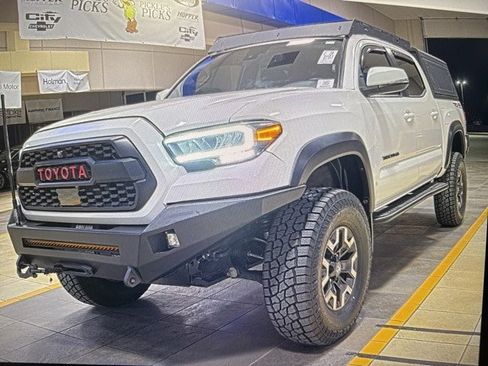 Used 2021 Toyota Tacoma TRD Off-Road image 2