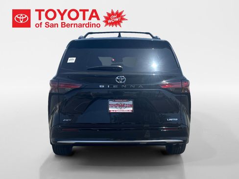 Used 2025 Toyota Sienna Limited FWD image 4