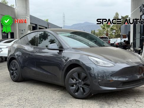 Used 2025 Tesla Model Y Long Range AWD/4WD image 1
