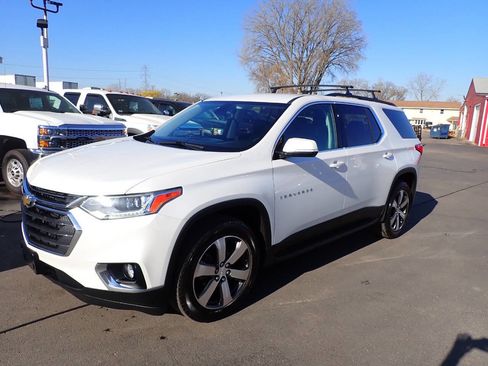 Used 2019 Chevrolet Traverse LT w/ LT Premium Package image 3