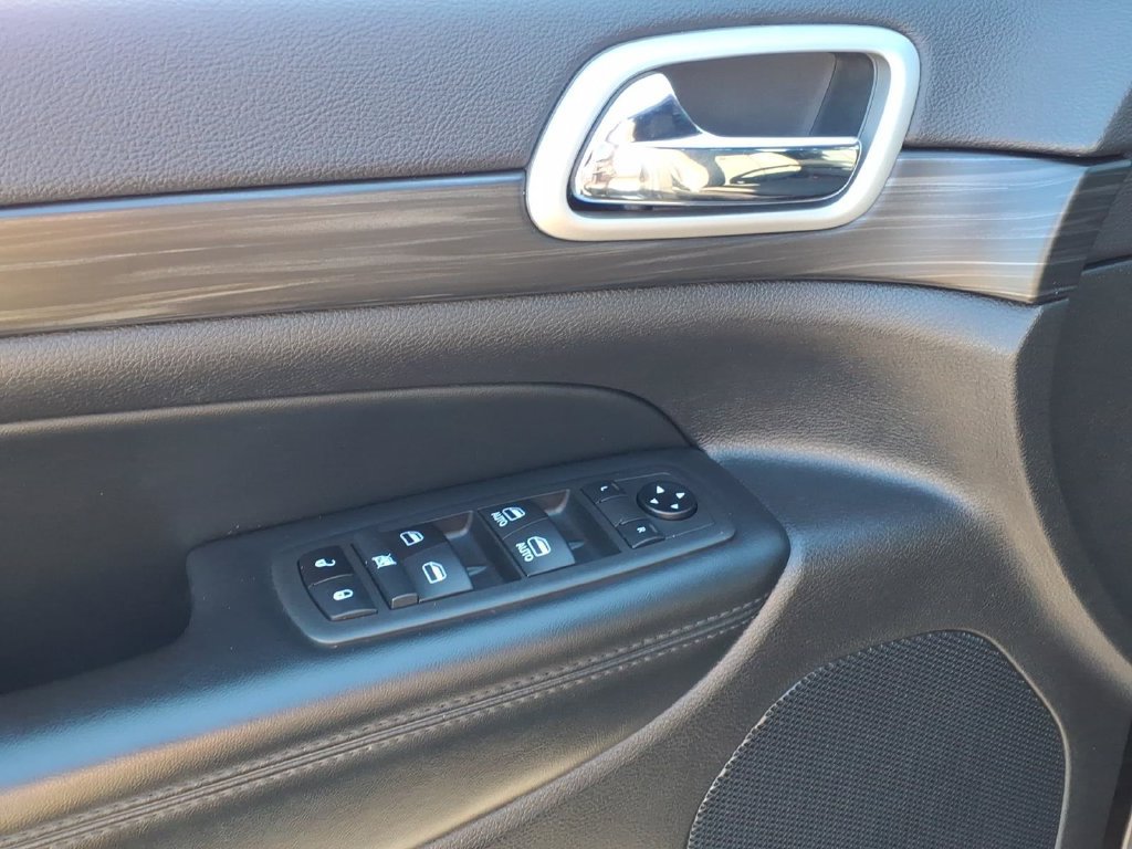Used 2021 Jeep Grand Cherokee Laredo AWD/4WD image 4
