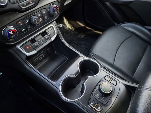 Used 2024 GMC Terrain SLT image 11