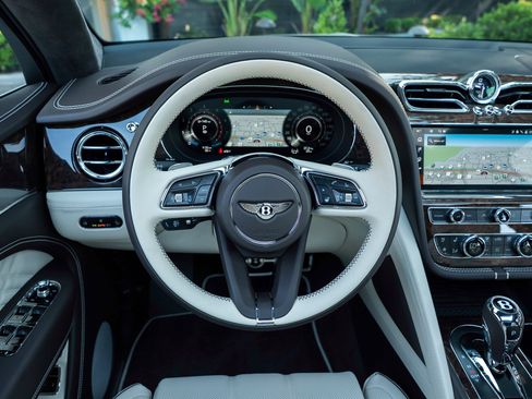 Certified 2025 Bentley Bentayga image 29