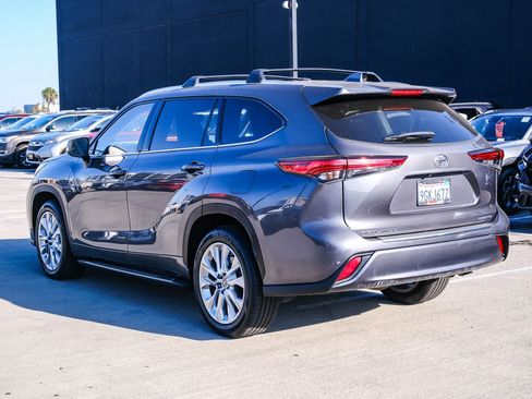 Used 2023 Toyota Highlander Limited FWD image 6