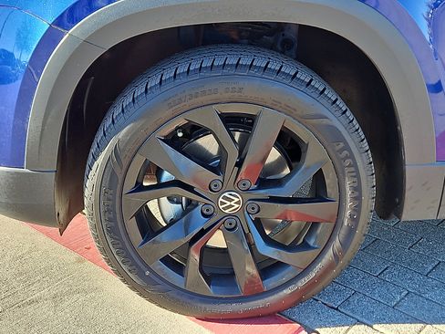 Certified 2023 Volkswagen Taos SE w/ Panoramic Sunroof Package image 5