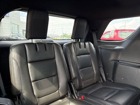 Used 2018 Ford Explorer XLT w/ Equipment Group 202A AWD/4WD image 18