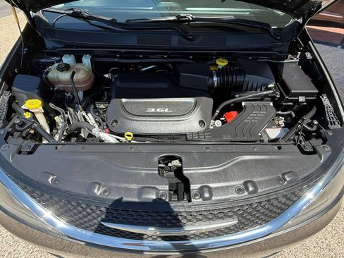 Used 2017 Chrysler Pacifica Touring-L w/ Tire & Wheel Group FWD image 22