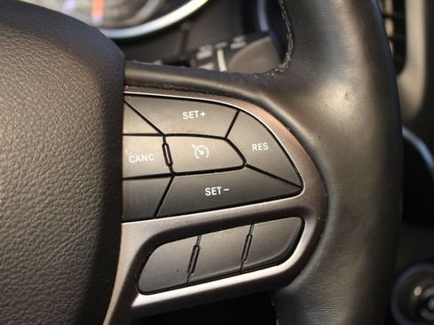 Used 2019 Jeep Cherokee 4WD w/ Comfort & Convenience Group image 18