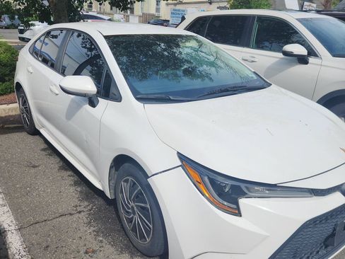Used 2021 Toyota Corolla LE FWD image 2