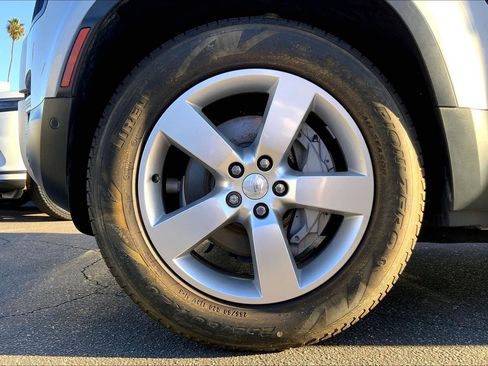 Used 2023 Land Rover Defender 130 SE image 10