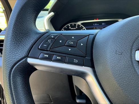 Used 2025 Nissan Altima 2.5 SV FWD image 10