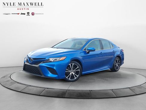 Used 2020 Toyota Camry SE image 1