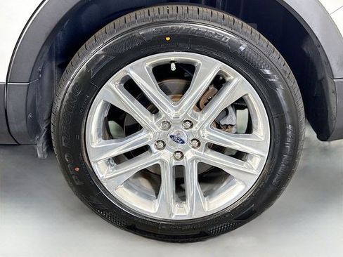 Used 2017 Ford Explorer XLT w/ Equipment Group 202A FWD image 41