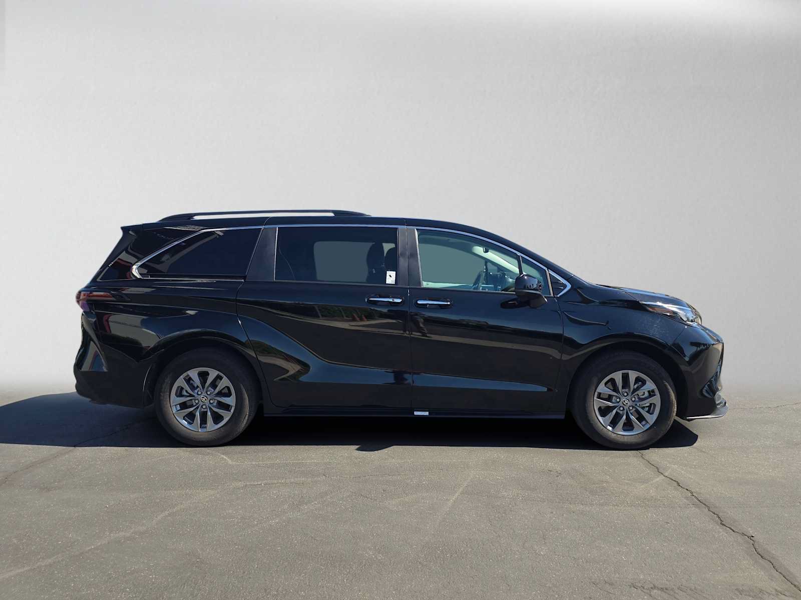 Used 2026 Toyota Sienna XLE FWD image 2