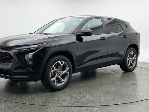 Used 2025 Chevrolet Trax LT FWD image 3