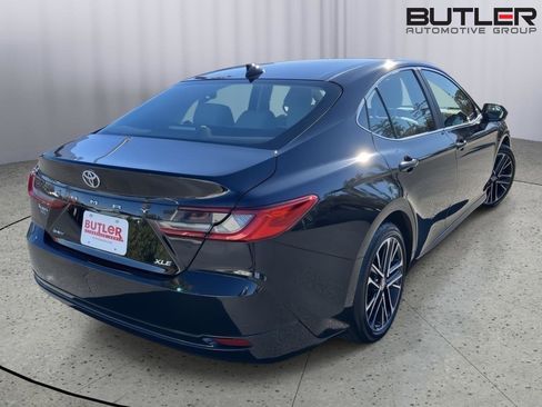 Used 2025 Toyota Camry XLE image 5