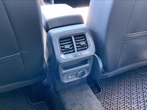 Used 2024 Volkswagen Tiguan SE w/ Panoramic Sunroof Package AWD/4WD image 10