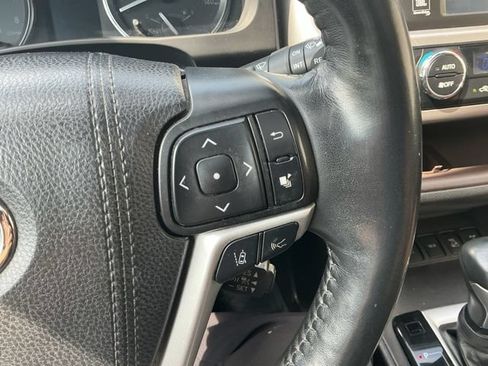Used 2019 Toyota Highlander Limited Platinum AWD/4WD image 18