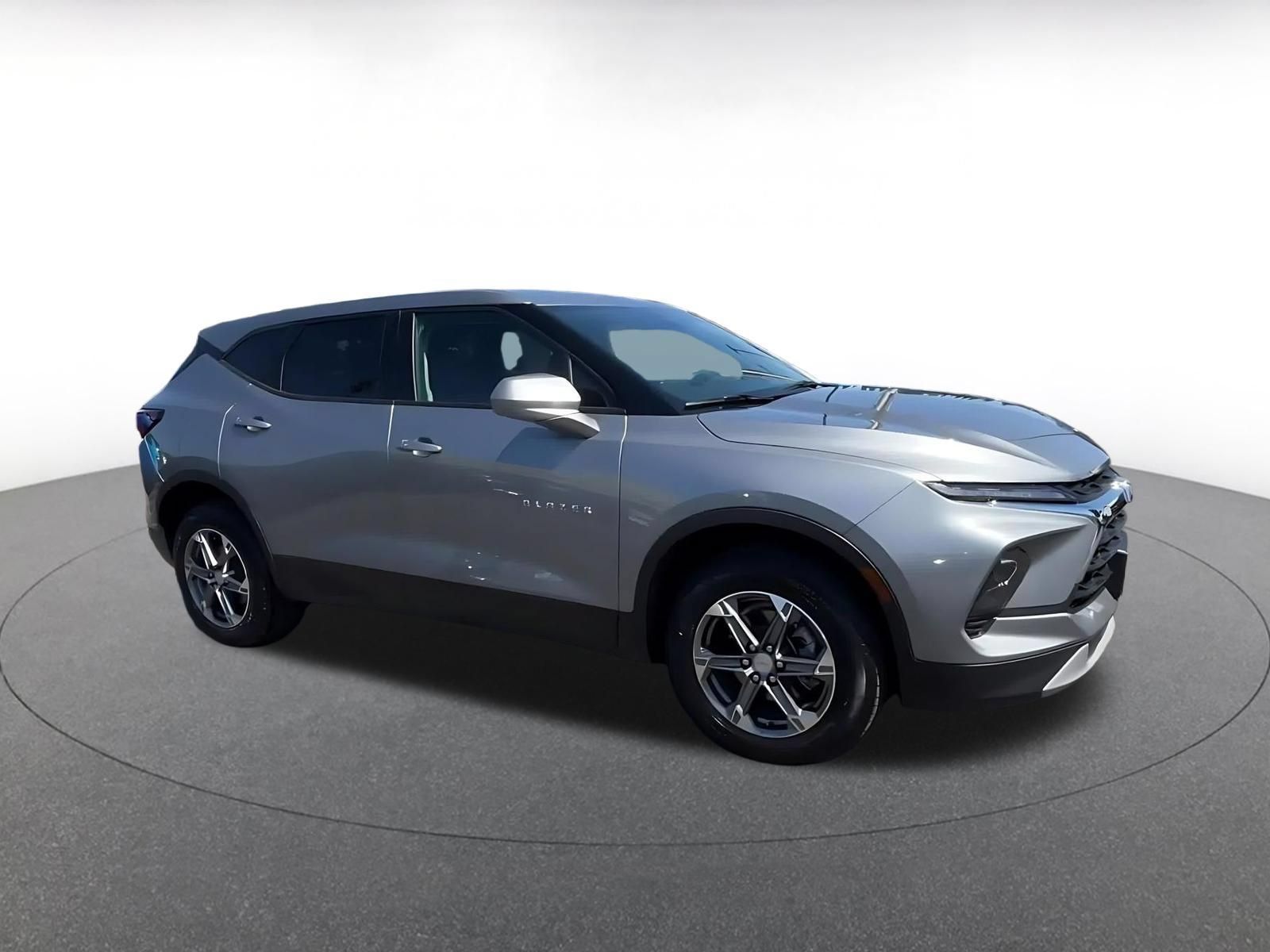 Used 2026 Chevrolet Blazer LT FWD image 2