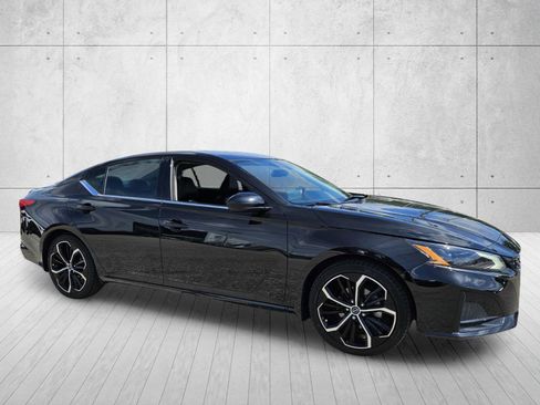 Used 2023 Nissan Altima 2.5 SR w/ SR Premium Package FWD image 1