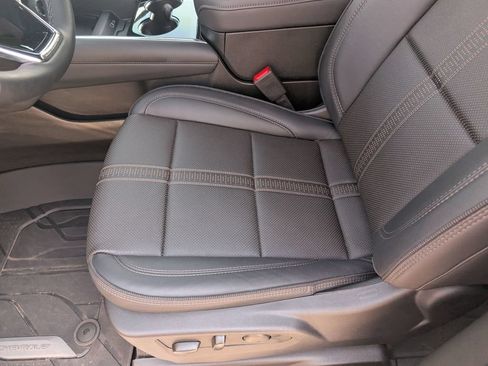 Used 2025 Chevrolet Suburban High Country AWD/4WD image 22