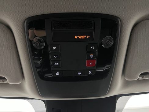 Used 2025 Kia Carnival FWD image 22