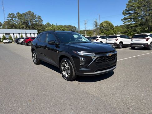 Used 2025 Chevrolet Trax LT w/ LT Convenience Package FWD image 4