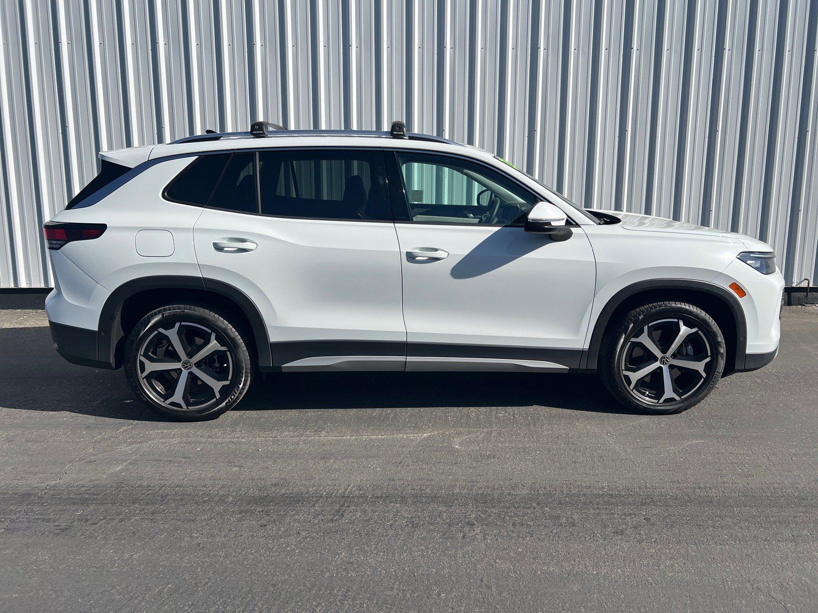 Used 2025 Volkswagen Tiguan SE AWD/4WD image 7
