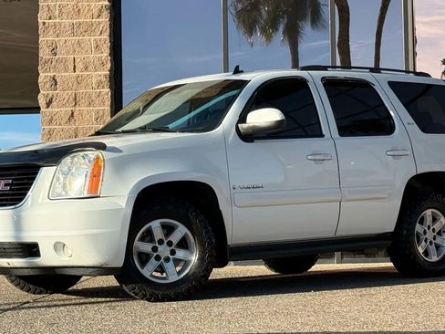 Used 2008 GMC Yukon SLT w/ SLT Preferred Equipment Group image 3